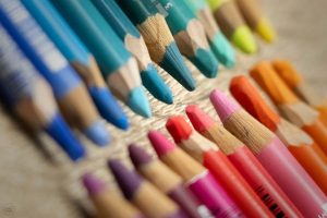Article sur les différences entre les crayons pastels secs et les crayons de couleurs, pour acheter sans vous tromper ! Cours en ligne par Skyzune ART